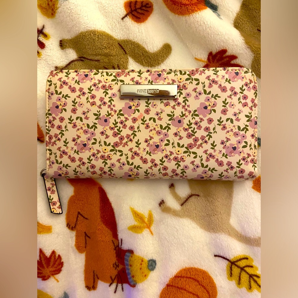 Nine West floral clutch wallet Brand New!!
